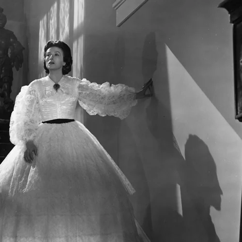 Κατίνα Παξινού - Αλέξης Μινωτής: Αγκαλιά στη βεράντα του σπιτιού τους στο Λος Άντζελες τη δεκαετία του '40