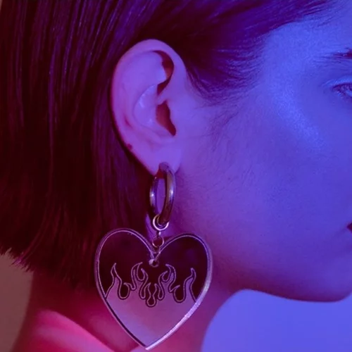 Radel | Η Ράνια Ντέλια έκανε τις Ελλήνιδες pop stars να αγαπήσουν το plexiglass