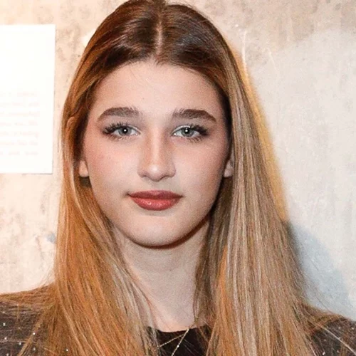 "Σαν μια μικρή ξανθιά νεράιδα" | Η Αναστασία Ρουβά με τους γονείς της στη Μύκονο