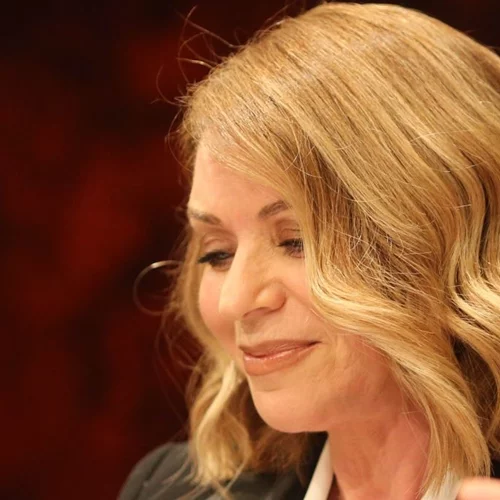 Έλλη Σταη | Chic στη νέα της εμφάνιση - Το μοντέρνο μακιγιάζ της