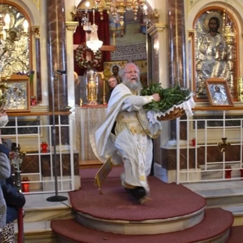 Χίος: Εγινε η ξεχωριστή πρώτη Ανάσταση με τον "ιπτάμενο" ιερέα [βίντεο]