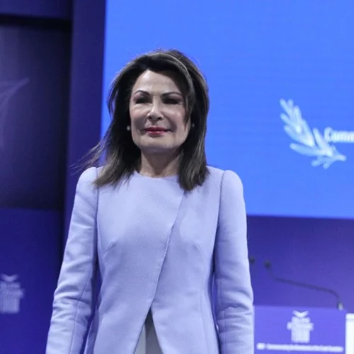 Με την κόρη και την εγγονή της | Η πολύ σπάνια εμφάνιση της Γιάννας Αγγελοπούλου - Το δερμάτινο παντελόνι που επέλεξε