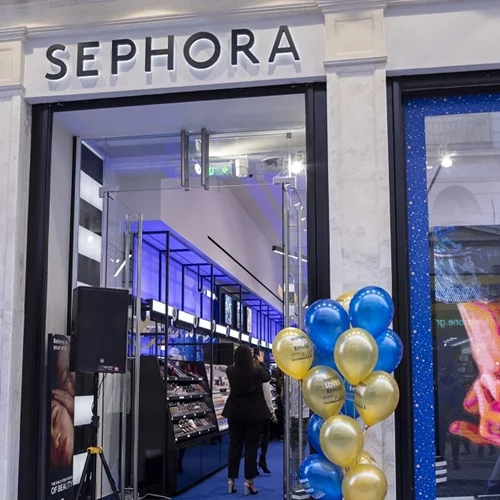 Το πιο εμβληματικό κατάστημα καλλυντικών της Ερμού άνοιξε ξανά τις πόρτες του