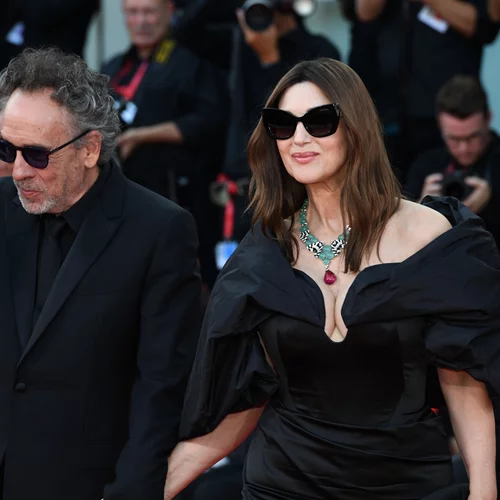 Monica Belluci | Το "σουρεάλ" φόρεμά της έγινε θέμα συζήτησης στη Βενετία