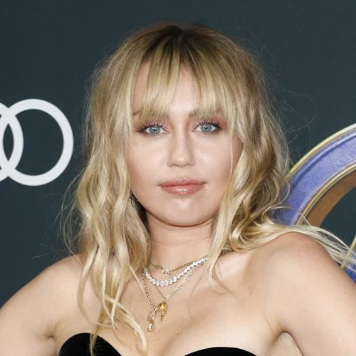 Miley Cyrus | Tο πολυτελές, ενυδατικό balm που έχει πάντα μαζί της για βελούδινα χείλη ακόμα και τις πιο κρύες μέρες