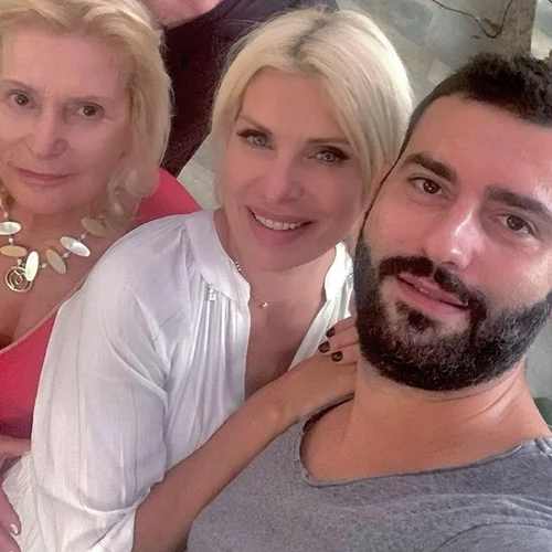 Γενέθλια για τη μητέρα της Ελένης Μενεγάκη | Η σπάνια οικογενειακή τους φωτογραφία και οι ευχές της παρουσιάστριας