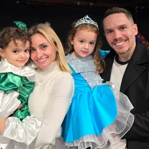 "Τα λουλούδια μου" | Το τρυφερό μήνυμα του Λευτέρη Πετρούνια για τη Βασιλική Μιλλούση και τις κόρες τους