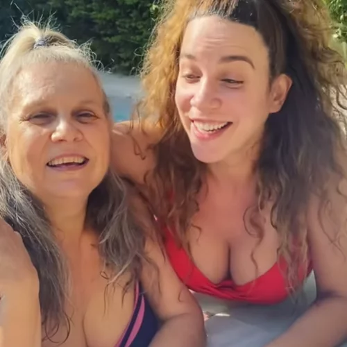 Κατερίνα Στικούδη | Τραγουδά με τη μητέρα της στην πισίνα, μετά την επιβεβαίωση της εγκυμοσύνης