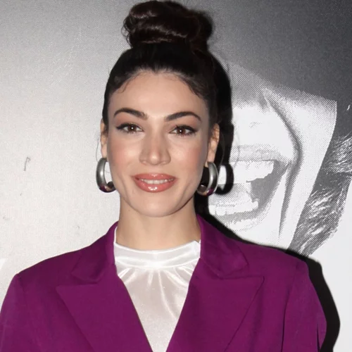 Ήβη Αδάμου | Υιοθέτησε τις Y2K τάσεις που μπορείς να φορέσεις την άνοιξη στο νέο βίντεο κλιπ της