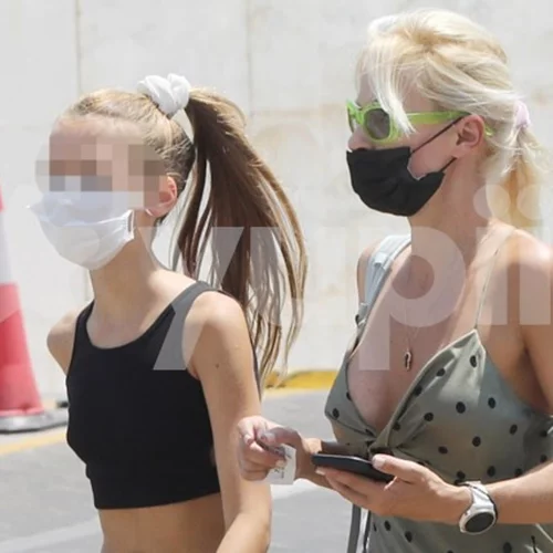 Βόλτες στο κέντρο της Αθήνας για την Ασημίνα Ιγγλέζου και την κόρη της