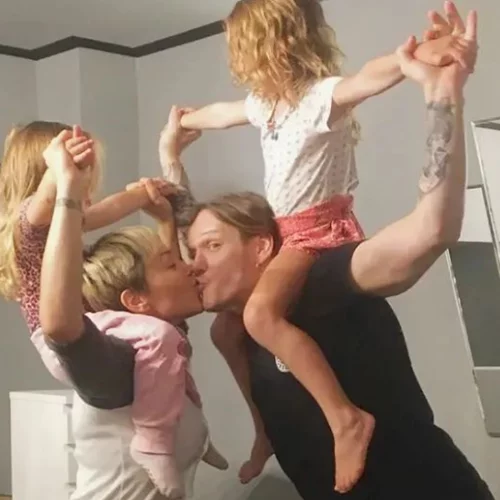 Πηνελόπη Αναστασοπούλου - Φώτης Μπενάρντo | Μας δείχνουν το χριστουγεννιάτικο δέντρο που στόλισαν με τις κόρες τους