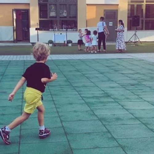 Πρώτο κουδούνι για τους μαθητές - Οι φωτογραφίες των διάσημων Ελλήνων και οι ευχές για τη νέα σχολική χρονιά