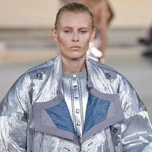 Lauren Wasser | Το μοντέλο με τα μηχανικά πόδια, που περπάτησε στο show του Louis Vuitton