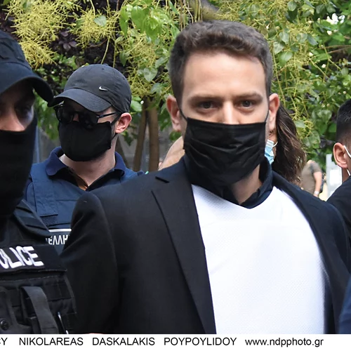 Γλυκά Νερά | Η προκλητική στάση του συζυγοκτόνου στην Ευελπίδων - Με υπεροπτικό βλέμμα και ψηλά το κεφάλι