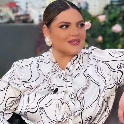 Δανάη Μπάρκα | Η εμφάνιση με oversized plaid blazer και εκκεντρικά δίπατα clogs