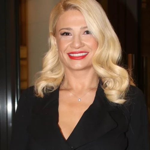 Φαίη Σκορδά | Με στράπλες φόρεμα σε δείπνο