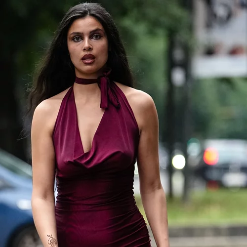 Αυτό το red wine φόρεμα από τη Stradivarius είναι ιδανικό για να φορέσεις σε μια βάφτιση τον Σεπτέμβριο