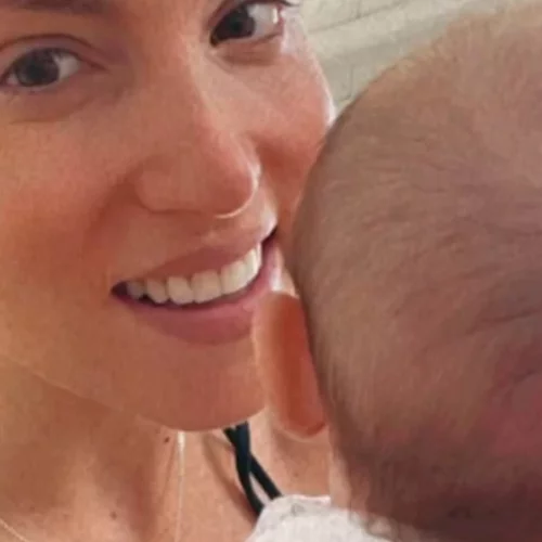 Αθηνά Οικονομάκου | Στο πλοίο για Μύκονο με τη νεογέννητη κόρη της, Σιέννα