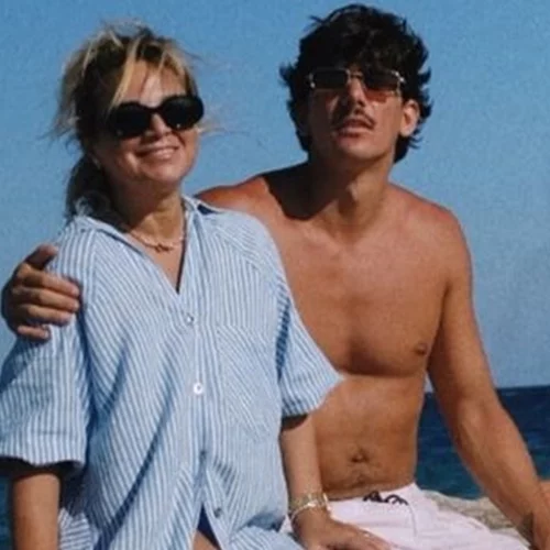 Νάνσυ Ζαμπέτογλου | Με ριγέ πουκάμισο στην παραλία – Η φωτογραφία με τον Παύλο Γαλακτερό