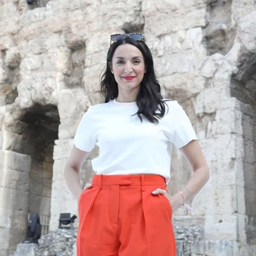 Ποιος είναι ο πιο κομψός τρόπος για να φορέσεις τα sneakers το καλοκαίρι; Το look της Κατερίνας Ευαγγελάτου εμπνέει