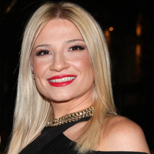 Η Φαίη Σκορδά φόρεσε το μαντήλι όπως οι Γαλλίδες