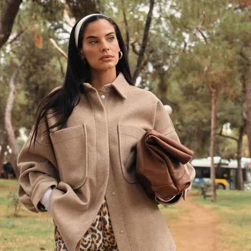 Γκρι και μπορντό | Η Χριστίνα Μπόμπα φόρεσε το look που βλέπουμε παντού στο Instagram