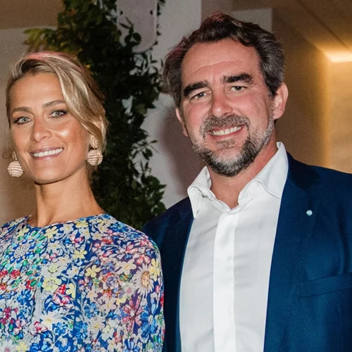 Η Τατιάνα Μπλάτνικ με δημιουργία της Μαίρης Κατράντζου σε φιλανθρωπική εκδήλωση