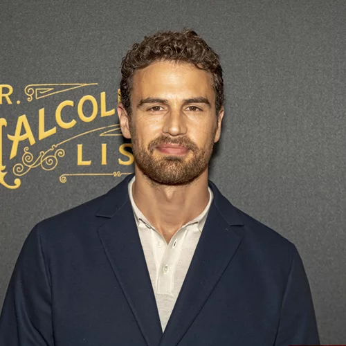 Theo James | Ο ελληνικής καταγωγής ηθοποιός που πρωταγωνιστεί στο Gentlemen του Netflix