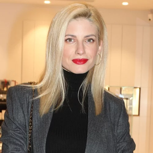 Ευαγγελία Αραβανή | Ντύνεται νύφη λίγο μετά τον ερχομό του γιου της