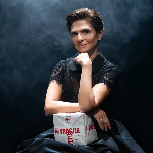 Η Ταμίλλα Κουλίεβα σκηνοθετεί τη μαύρη κωμωδία "Ο Σεργκέι είναι και πολύ βλάκας" στο ΙΜΚ