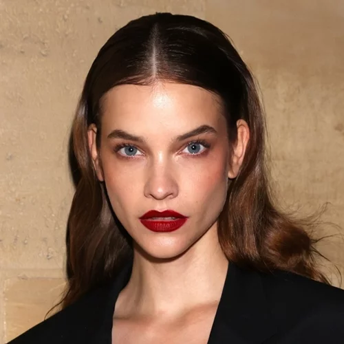 Τα 7 οικονομικά μπορντό κραγιόν που θα φοράς όλο το χειμώνα