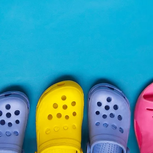 Έτσι θα φορέσεις κομψά ένα ζευγάρι Crocs