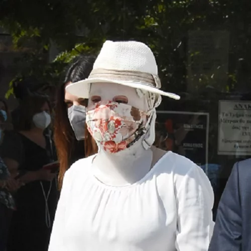 Επίθεση με βιτριόλι | Στο πλευρό της Ιωάννας χιλιάδες πολίτες - Δωρεές από τη Μαρία Μενούνος και την Αριάννα Χάφινγκτον