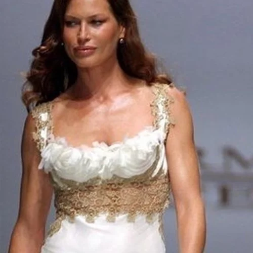 Carré Otis | Το θρυλικό supermodel συνεχίζει να ποζάρει στο φακό στα 56 της χρόνια