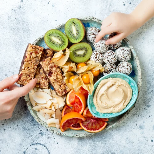 Τα 4 υγιεινά σνακ που χρειάζεσαι στο γραφείο