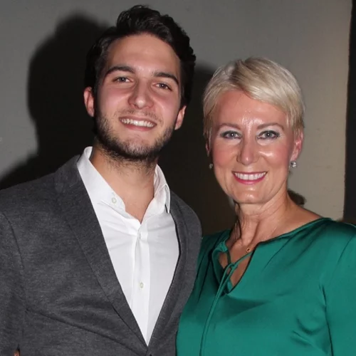 Η Νατάσα Παζαΐτη έγινε ηθοποιός και ο περήφανος γιος της, Αλέξανδρος Καραμανλής παρακολούθησε την παράστασή της