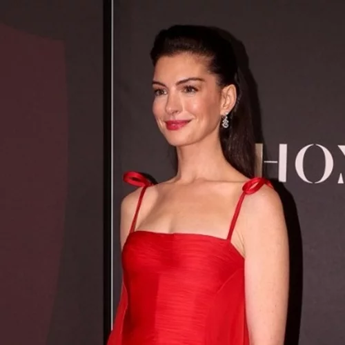 H Anne Hathaway γίνεται ποπ είδωλο στην ταινία "Mother Mary"