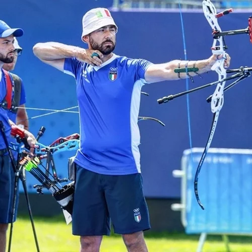 Σε άλλα νέα, ο Eminem έχει σωσία, είναι Ιταλός τοξοβόλος και αγωνίζεται στους Ολυμπιακούς Αγώνες