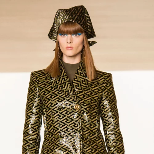 Η logomania είναι μία από τις hot τάσεις της σεζόν | Πώς θα την εντάξεις στα σύνολα σου