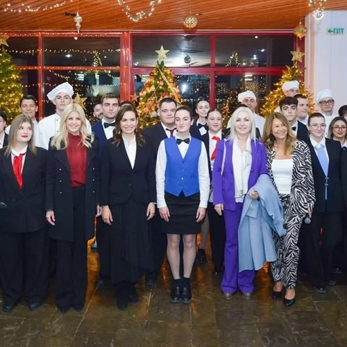 Όλγα Κεφαλογιάννη | Σε χριστουγεννιάτικη γιορτή στην Ανάβυσσο με την Έλενα Ράπτη