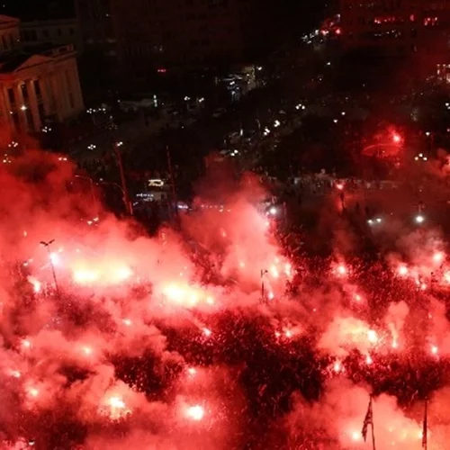 Με τον Πειραιά να δίνει τον τόνο, ο θρίαμβος του Ολυμπιακού (1-0) επί της Φιορεντίνα στον τελικό του ECL, γιορτάστηκε σε κάθε γωνιά της Ελλάδας