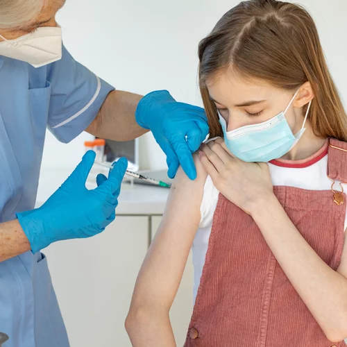 Πώς θα γίνονται οι εμβολιασμοί μαθητών από τους 3.500 παιδίατρους - Από σήμερα η διανομή των δωρεάν self test στους μαθητές