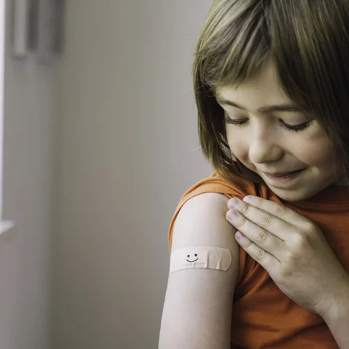 Πώς θα εμβολιαστούν φέτος τα παιδιά για την γρίπη | Πρεμιέρα για το ρινικό εμβόλιο