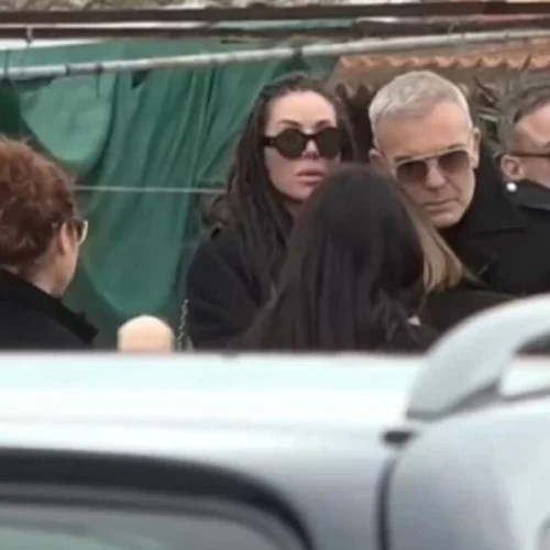 Συντετριμμένος ο Στέλιος Ρόκκος στην κηδεία του αδερφού του