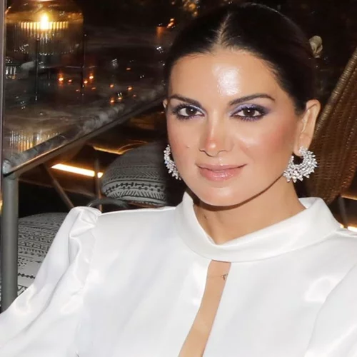 Σταματίνα Τσιμτσιλή | Δείπνο σε εστιατόριο με θαλασσινά στην αθηναϊκή ριβιέρα