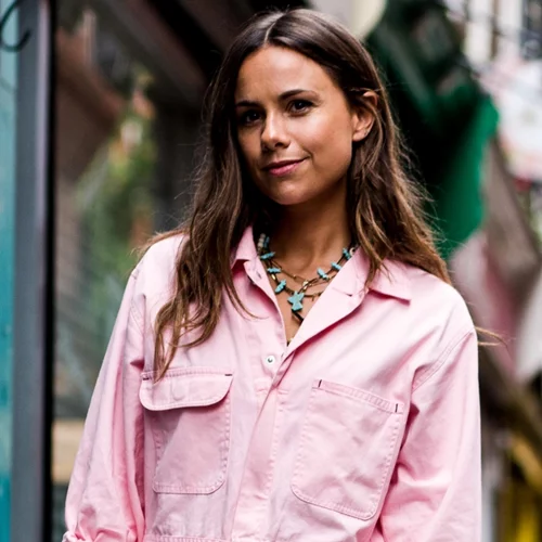 10 Zara μπλούζες και πουκάμισα που ταιριάζουν τέλεια με τζιν παντελόνι