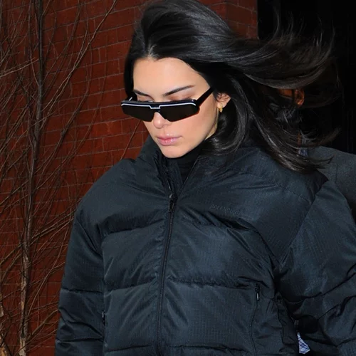 Εάν θέλεις να κάνεις μόνο μία αγορά στις εκπτώσεις, αυτό το ζεστό μπουφάν από τη Mango είναι must