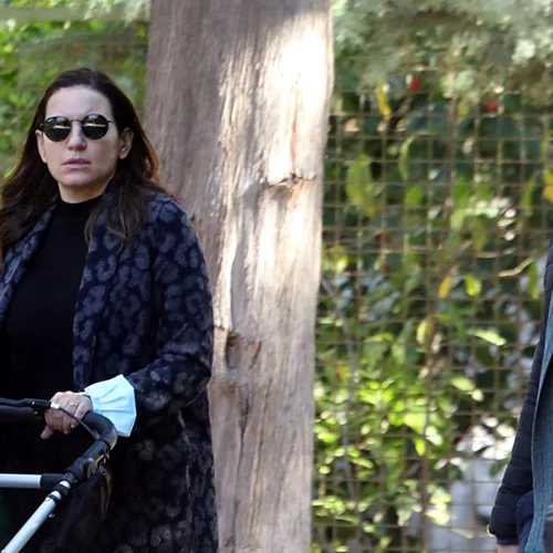 Όλγα Κεφαλογιάννη | Χωρίς ίχνος μακιγιάζ και athleisure look, βόλτα με τον Μίνω Μάτσα και τα μωρά τους