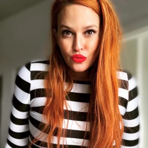 Σίσσυ Χρηστίδου | Ποζάρει με ριγέ μπλούζα και απαντά στον Τάσο Ξιαρχό