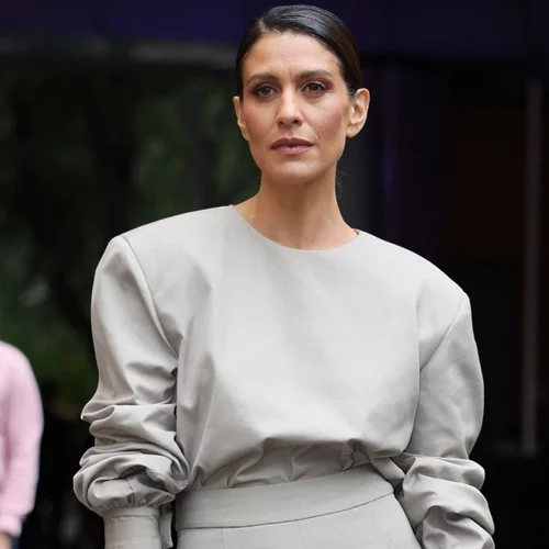 Στο γραφείο, τη βόλτα, τη βραδινή έξοδο | Οι κομψές midi φούστες από τη Marks & Spencer για προσεγμένο στιλ